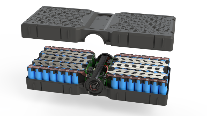 Teilweise geöffnetes Batteriegehäuse mit sichtbarem Zellpaket und zentraler Elektronik, obere Abdeckung schwebt über dem Gehäuse.
