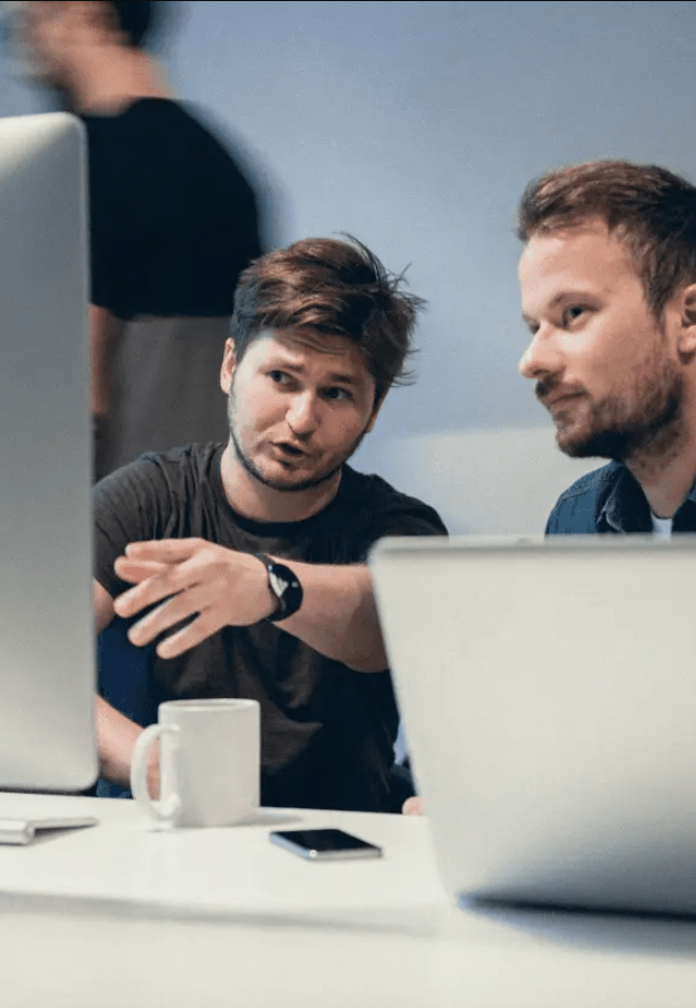 Zwei Fachleute diskutieren über Batteriesystemlösungen und arbeiten an der Optimierung von Energiespeichertechnologien.