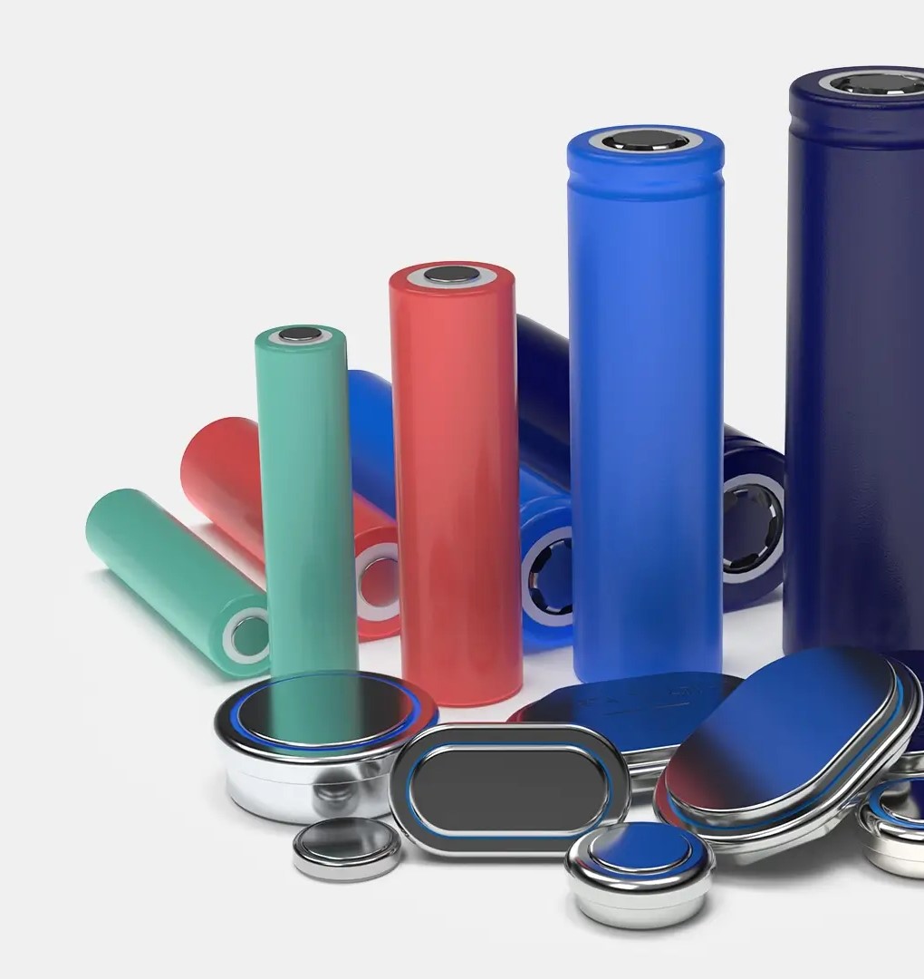 Verschiedene Batteriezellen-Typen, darunter zylindrische Zellen, prismatische Zellen, Pouch-Zellen und Knopfzellen, in unterschiedlichen Farben vor hellem Hintergrund.