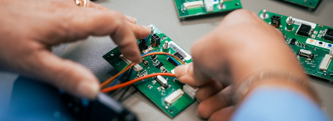 Akkupack-Konfektionierung und BMS-Batterie-Management-System-Assemblierung in Batteriesysteme-Fertigung bei VRI