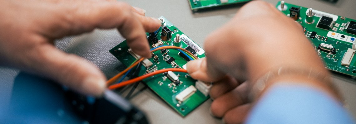 Akkupack-Konfektionierung und BMS-Batterie-Management-System-Assemblierung in Batteriesysteme-Fertigung bei VRI