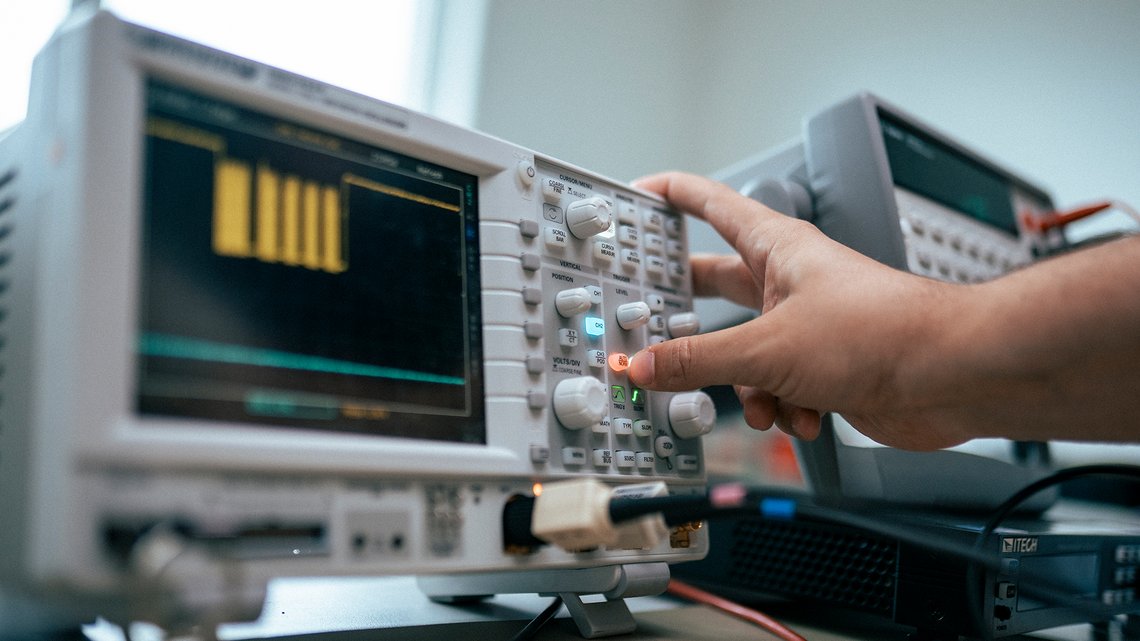 VRI quality management – certification including DIN ISO 9001 and DIN EN ISO 14001 for battery systems manufacturing