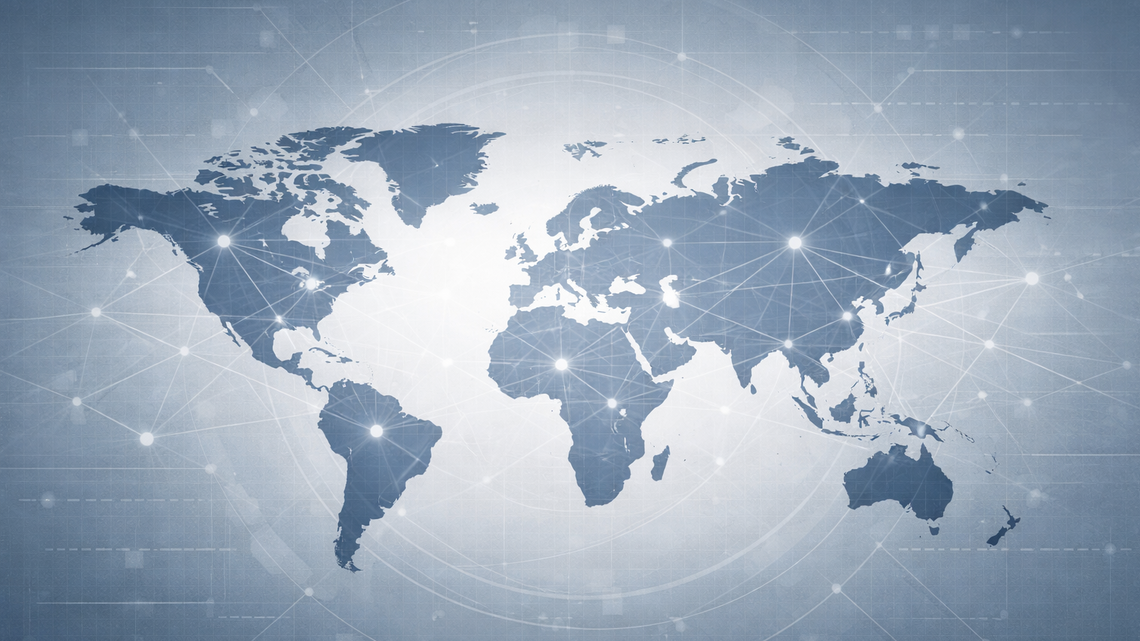 Weltkarte mit Netzwerk-Verbindungen zeigt globale Gültigkeit internationaler Normen und Standards