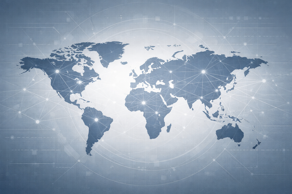 Weltkarte mit Netzwerk-Verbindungen zeigt globale Gültigkeit internationaler Normen und Standards