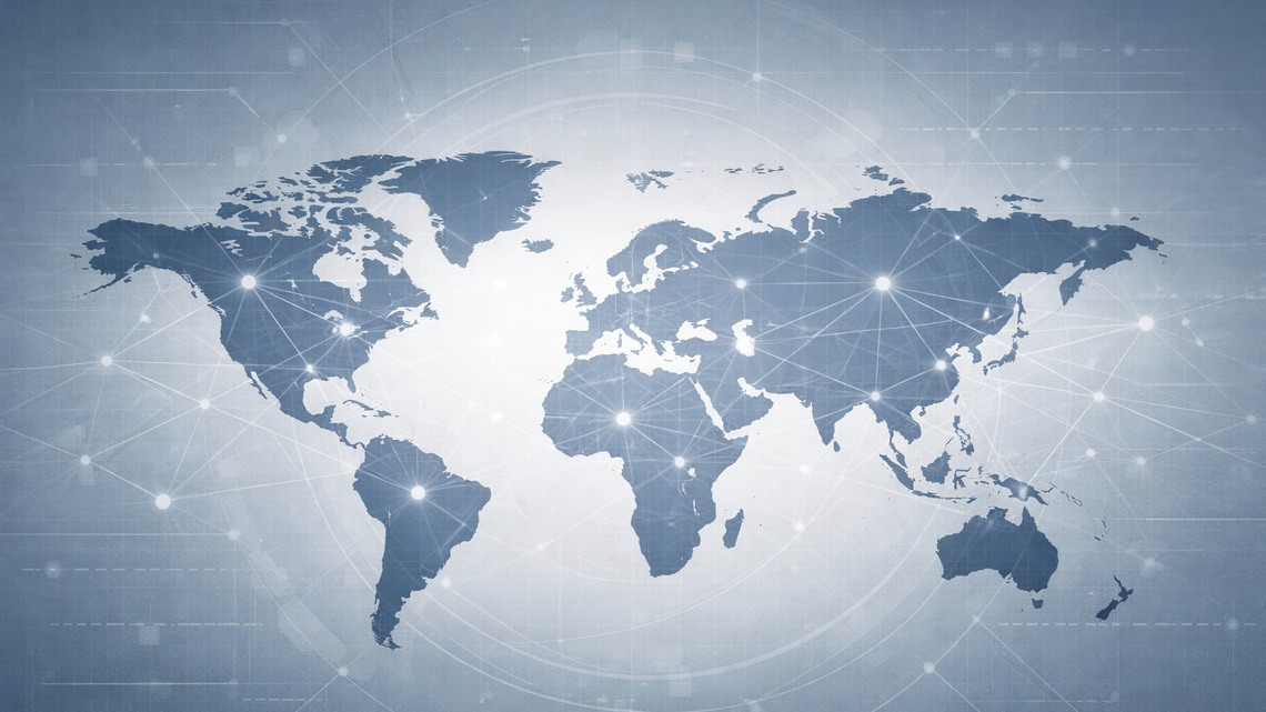 Weltkarte mit Netzwerk-Verbindungen zeigt globale Gültigkeit internationaler Normen und Standards