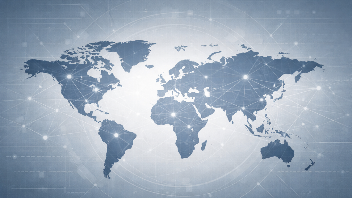 Weltkarte mit Netzwerk-Verbindungen zeigt globale Gültigkeit internationaler Normen und Standards