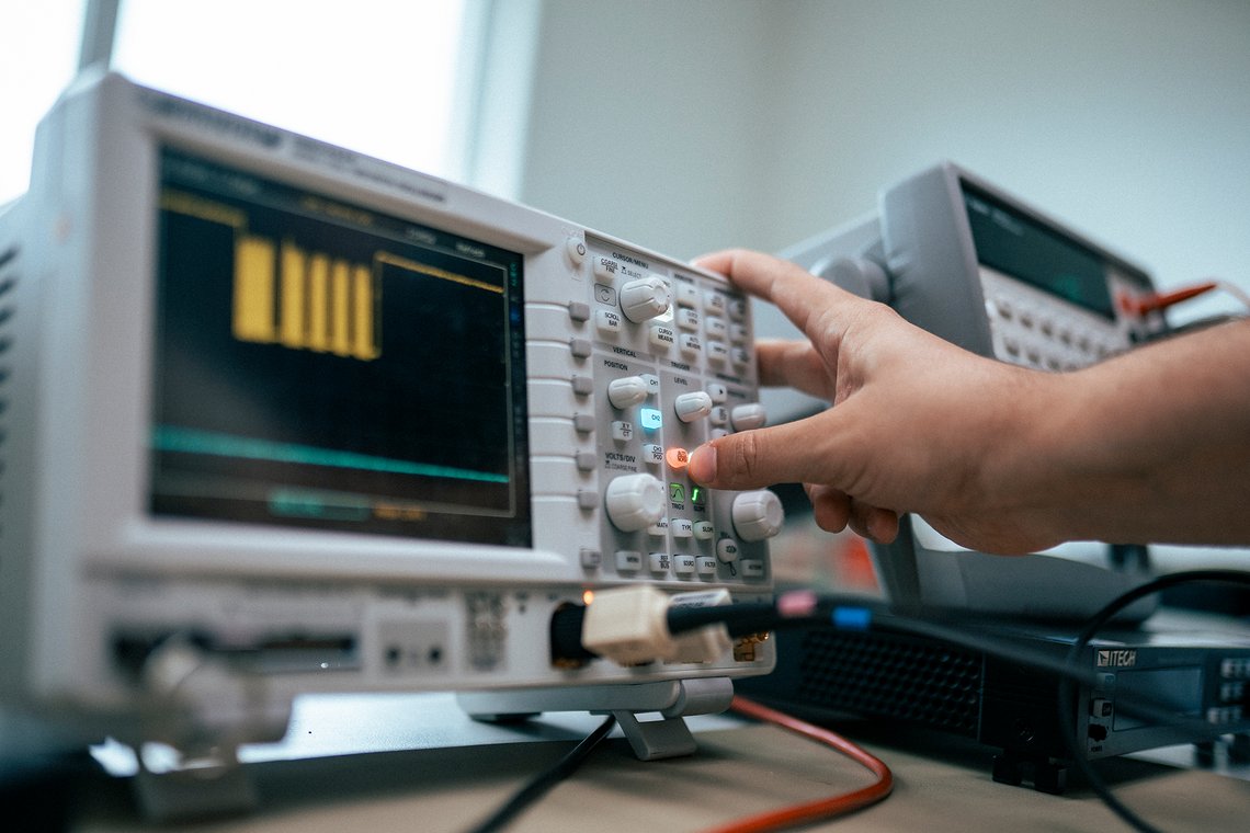 Prüfadapter für die End-of-Line-Prüfung von Akkupacks mit BMS: Endprüfung in der Fertigung von Batteriesystemen bei VRI